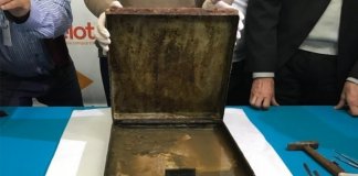 Caixa que havia sido enterrada há 88 anos é aberta em Pelotas