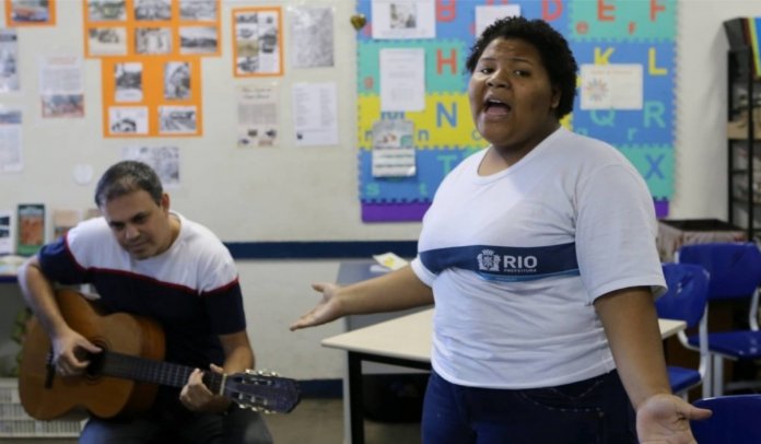 Menina com vozeirão cantando música de Ana Carolina viraliza na internet