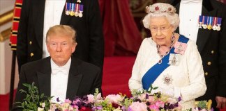 Com uma coroa que afasta mau-olhado, Rainha Elizabeth participa de um jantar com Trump