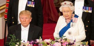 Com uma coroa que afasta mau-olhado, Rainha Elizabeth participa de um jantar com Trump