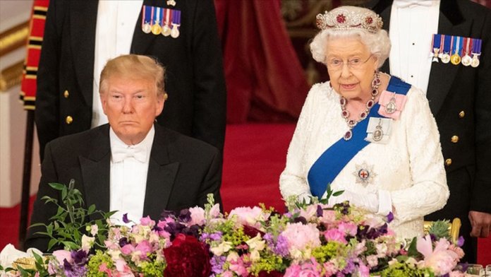 Com uma coroa que afasta mau-olhado, Rainha Elizabeth participa de um jantar com Trump