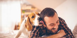 6 maneiras que o seu cão demonstra que te ama