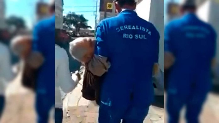 Aos 90 anos e muito doente, idoso é carregado até o banco para provar que está vivo e receber a aposentadoria