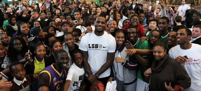 LeBron James doa US$ 41Milhões para 1.100 jovens irem a universidade
