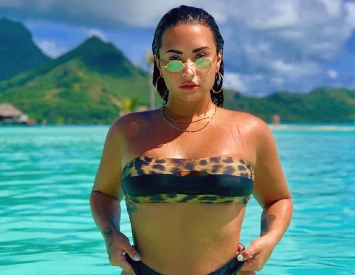 Demi Lovato vence seus medos e exibe suas celulites em foto de biquíni: “é isso que sou”