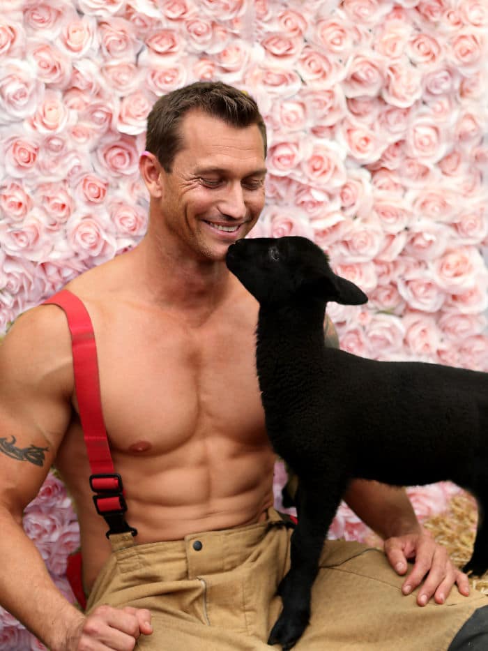 bemmaismulher.com - Bombeiros australianos posam com animais para o calendário de caridade 2020, e as fotos são tão quentes que podem iniciar incêndios