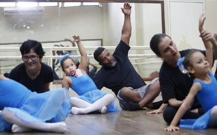 Pedreiro aprende a dançar balé para ajudar filhas autistas