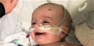 Bebê acorda depois de seis meses em coma e dá um lindo sorriso para o pai