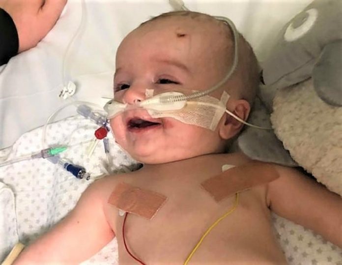 Bebê acorda depois de seis meses em coma e dá um lindo sorriso para o pai