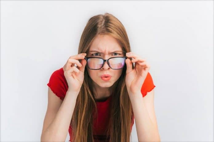 mulher-curiosa-com-oculos-olhando_23-2148221739