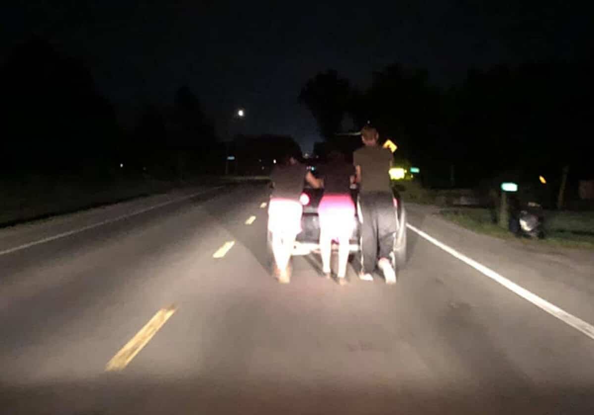 bemmaismulher.com - Adolescentes empurram carro quebrado para ajudar uma mulher à noite, por 9km!!