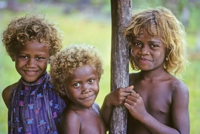 bemmaismulher.com - Conheça os melanésios, os únicos negros do mundo com cabelos loiros