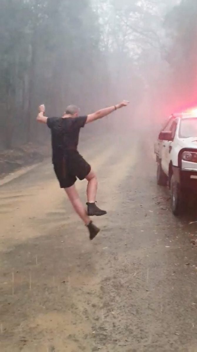bemmaismulher.com - Chove na Austrália após semanas de incêndios violentos. Bombeiros comemoram e pulam de alegria