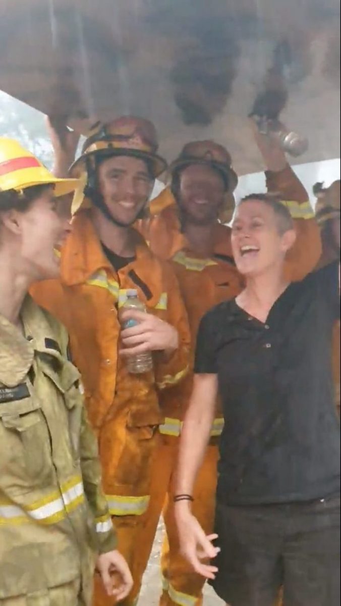 bemmaismulher.com - Chove na Austrália após semanas de incêndios violentos. Bombeiros comemoram e pulam de alegria