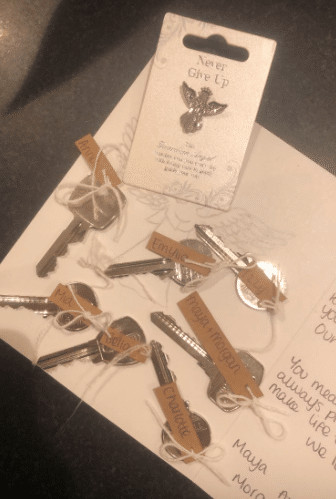 bemmaismulher.com - Jovens entregam as chaves de suas casas para amiga que perdeu a mãe