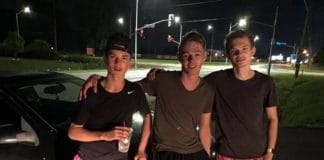 Adolescentes empurram carro quebrado para ajudar uma mulher à noite, por 9km!!