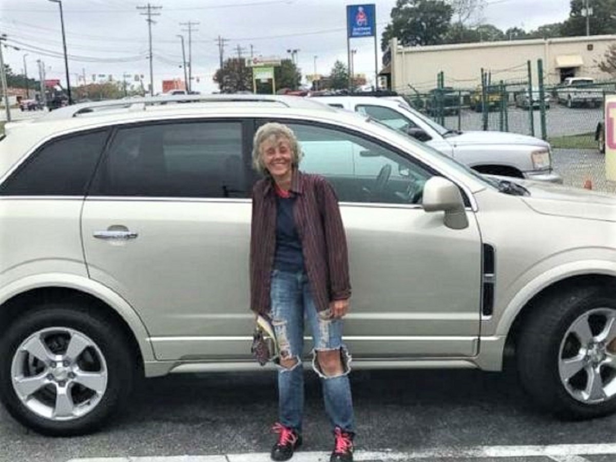 Ela andava 20 km para chegar ao trabalho e ganhou um carro de presente dos COLEGAS bemmaismulher.com - Ela andava 20 km para chegar ao trabalho e ganhou um carro de presente dos COLEGAS