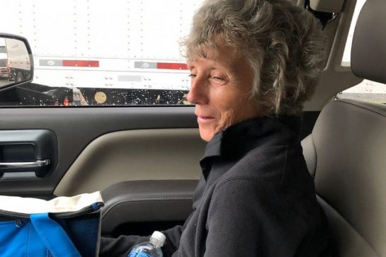 Ela andava 20 km para chegar ao trabalho e ganhou um carro de presente dos COLEGAS bemmaismulher.com - Ela andava 20 km para chegar ao trabalho e ganhou um carro de presente dos COLEGAS