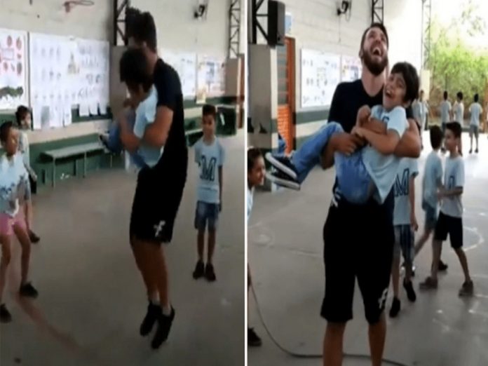 Professor pula corda com aluno cadeirante no colo e vídeo viraliza