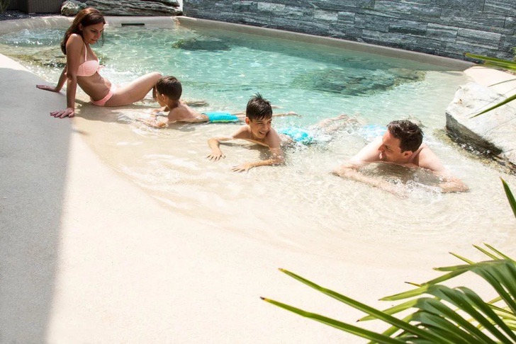 bemmaismulher.com - Piscinas caseiras com areia da praia é a moda do momento