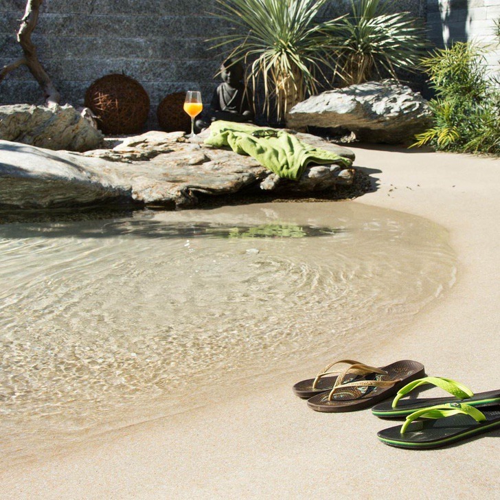 bemmaismulher.com - Piscinas caseiras com areia da praia é a moda do momento