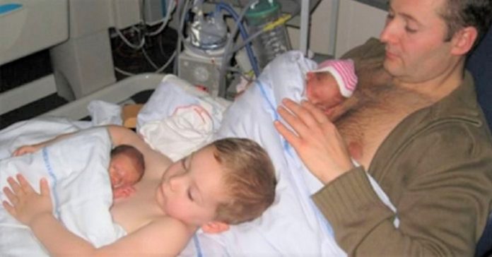Foto de menino que ajuda o pai a dar “pele a pele” a gêmeos prematuros viraliza na internet