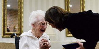 Emocionante: idosa de 97 anos chora ao ganhar o seu diploma de ensino médio