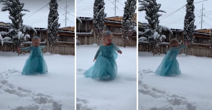 Menina vestida de Elsa canta na neve e viraliza em vídeo cheio de fofura