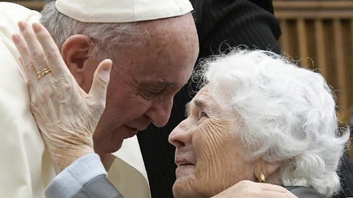 Papa Francisco pede às paróquias para sairem ao encontro dos idosos sozinhos