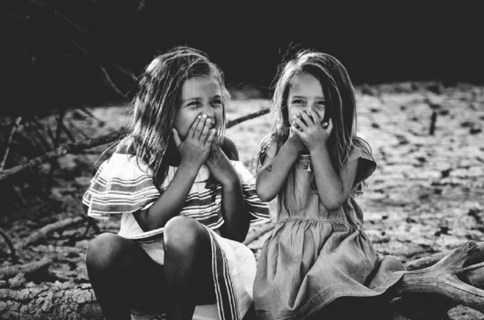 Pessoas que nos fazem rir são bálsamos para a felicidade.