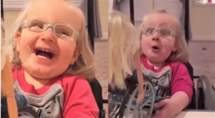 Menina de 2 anos se encantou com boneca Barbie que é parecida com ela