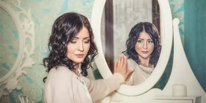 “… Em que espelho ficou perdida a minha face… ” – Cecília Meireles