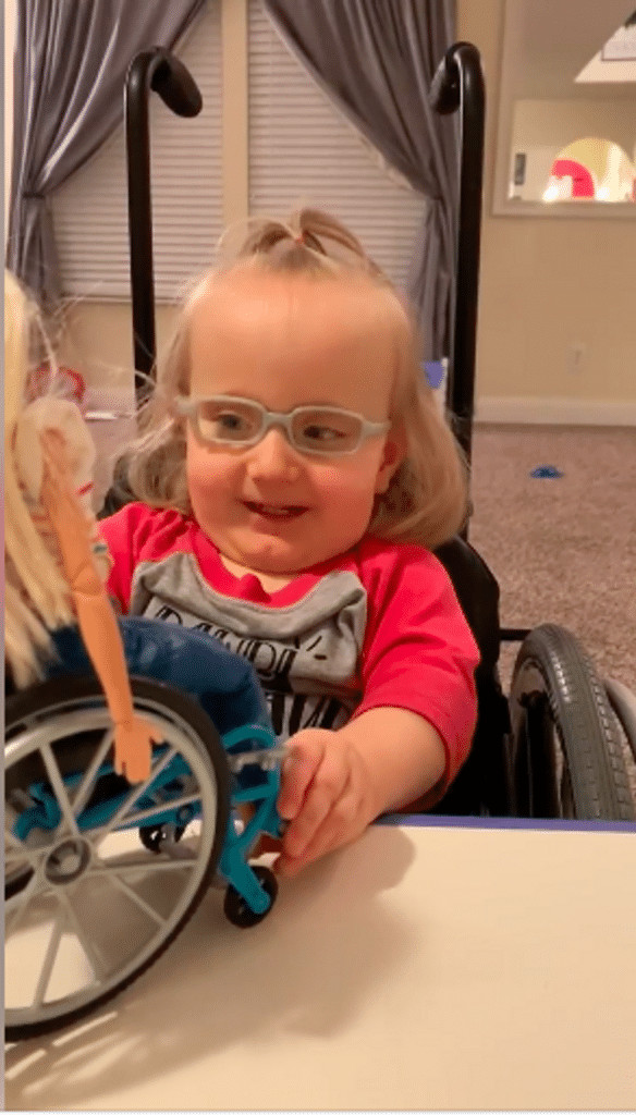 bemmaismulher.com - Menina de 2 anos se encantou com boneca Barbie que &eacute; parecida com ela