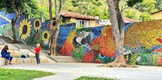Artista venezuelano cria mural com 200 mil tampinhas de plástico “MARAVILHOSO”