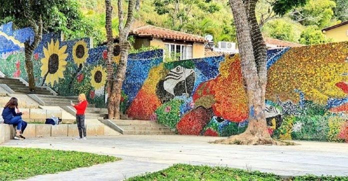 Artista venezuelano cria mural com 200 mil tampinhas de plástico “MARAVILHOSO”