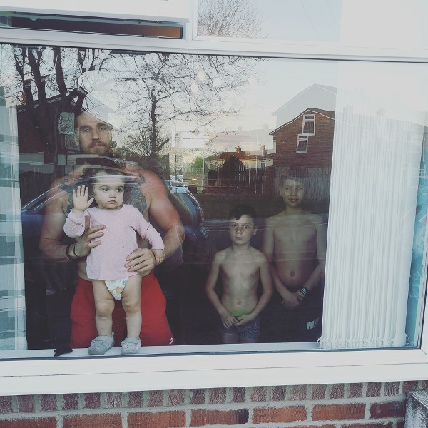 bemmaismulher.com - Enfermeira vê sua família só pela janela para protegê-los!