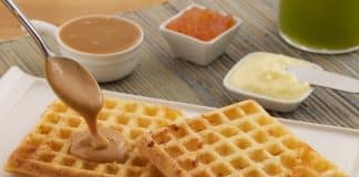 Waffle de pão de queijo com apenas 3 ingredientes