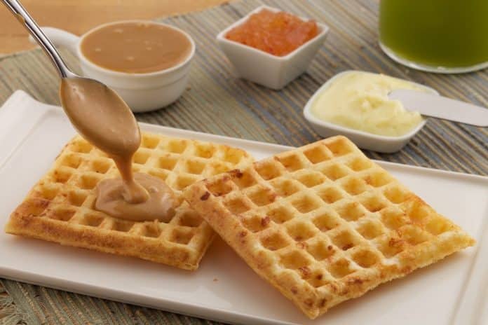 Waffle de pão de queijo com apenas 3 ingredientes