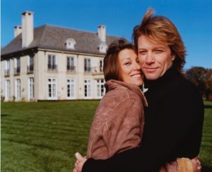 bemmaismulher.com - Jon Bon Jovi é casado com sua namorada do colégio há 40 anos. A vida de excessos não era para ele