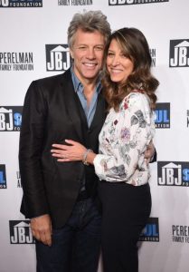 bemmaismulher.com - Jon Bon Jovi é casado com sua namorada do colégio há 40 anos. A vida de excessos não era para ele