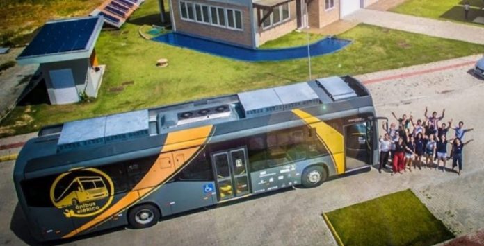 Estudantes brasileiros criaram o primeiro ônibus solar que não gasta uma gota de combustível