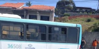 Ônibus transportava vários passageiros e perdeu as duas rodas traseiras em rua de fortaleza: Vídeo