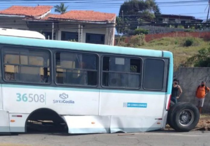 Ônibus transportava vários passageiros e perdeu as duas rodas traseiras em rua de fortaleza: Vídeo