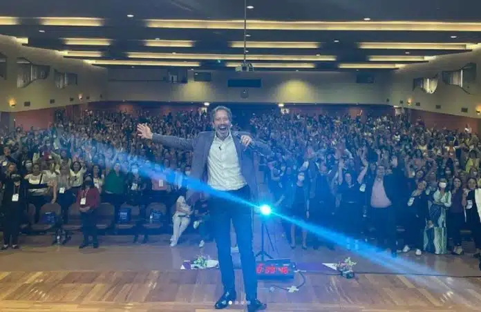 “Pai e mãe têm que dar para um filho afeto, segurança, escola e alimento, o resto é privilégio e privilégio se conquista.” – Leo Fraiman “Pai e mãe têm que dar para um filho afeto, segurança, escola e alimento, o resto é privilégio e privilégio se conquista.” – Leo Fraiman