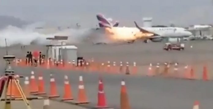 Avião da TAM prestes a decolar bateu em um caminhão e pega fogo no aeroporto do Peru; Veja vídeo