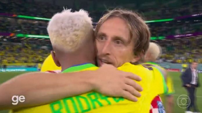 Modric ampara e consola os jogadores da seleção, inclusive Rodrygo, que joga com ele no Real Madrid