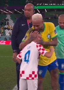 bemmaismulher.com - Vídeo  do jogador croata Perisic dando abraço de consolo em Neymar após eliminação do Brasil encanta a web. Assista ao vídeo.