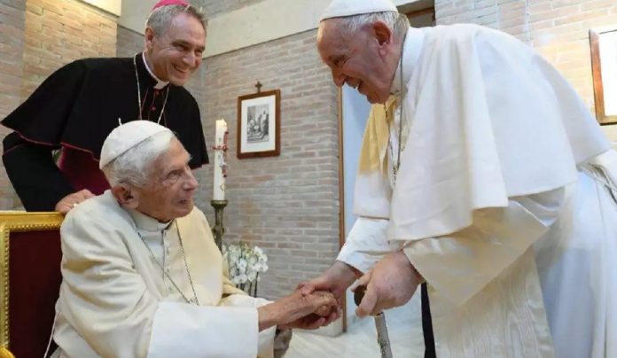 Papa Francisco pede orações de todos pela saúde do Ex-Papa Bento XVI: “Está muito doente”