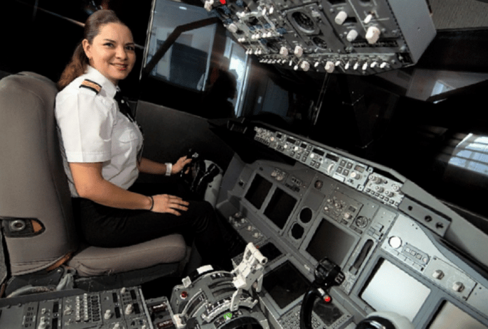 Ela vendia milho na rua e batalhou até se formar em pilota de avião