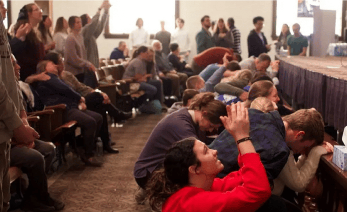 MANIFESTAÇÃO RELIGIOSA EM ASBURY.  MAIS DE 150 HORAS DE CULTO EVANGÉLICO